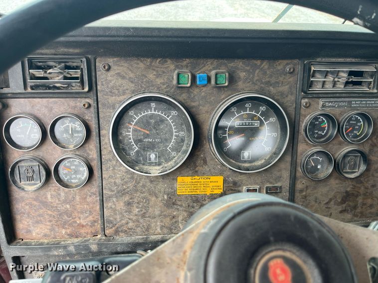 image for item LA9943 1997 Kenworth T800  semi truck