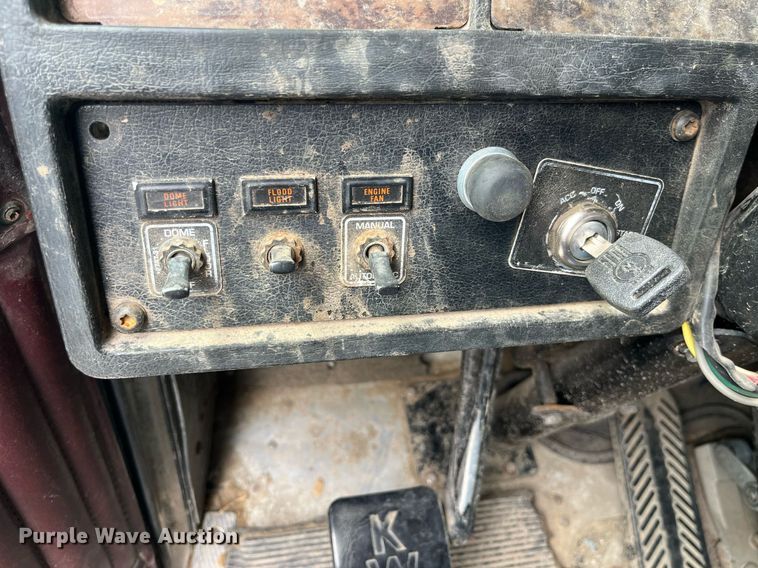 image for item LA9943 1997 Kenworth T800  semi truck