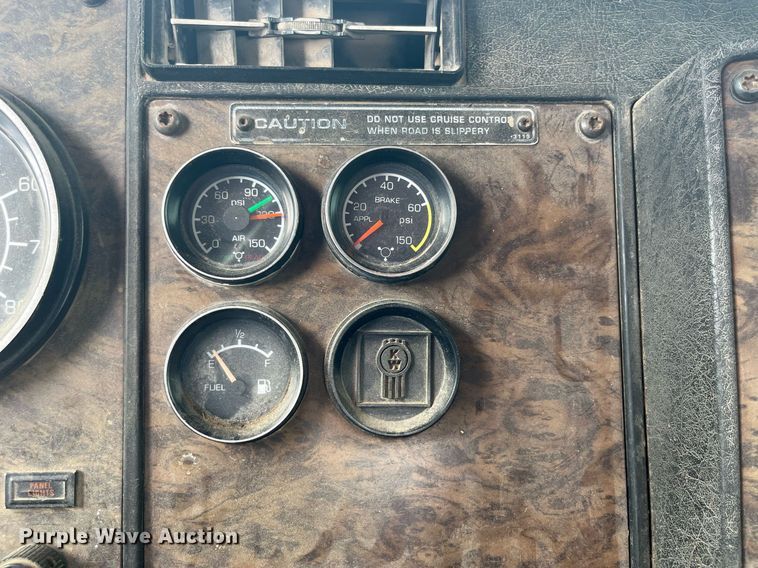 image for item LA9943 1997 Kenworth T800  semi truck