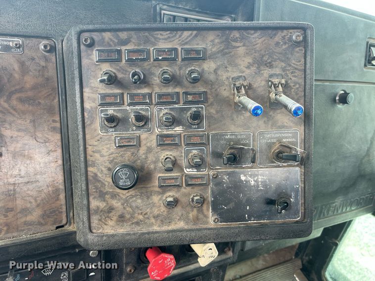 image for item LA9943 1997 Kenworth T800  semi truck