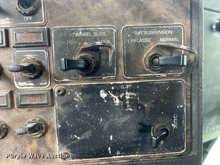 image for item LA9943 1997 Kenworth T800  semi truck