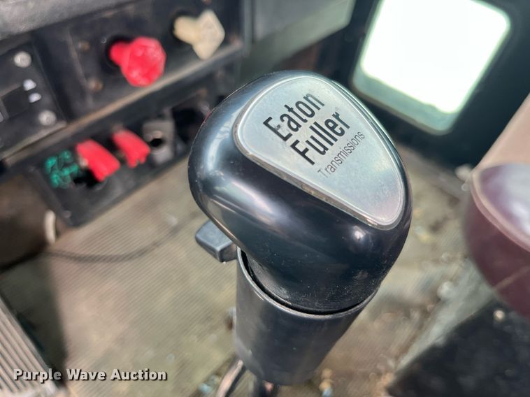 image for item LA9943 1997 Kenworth T800  semi truck