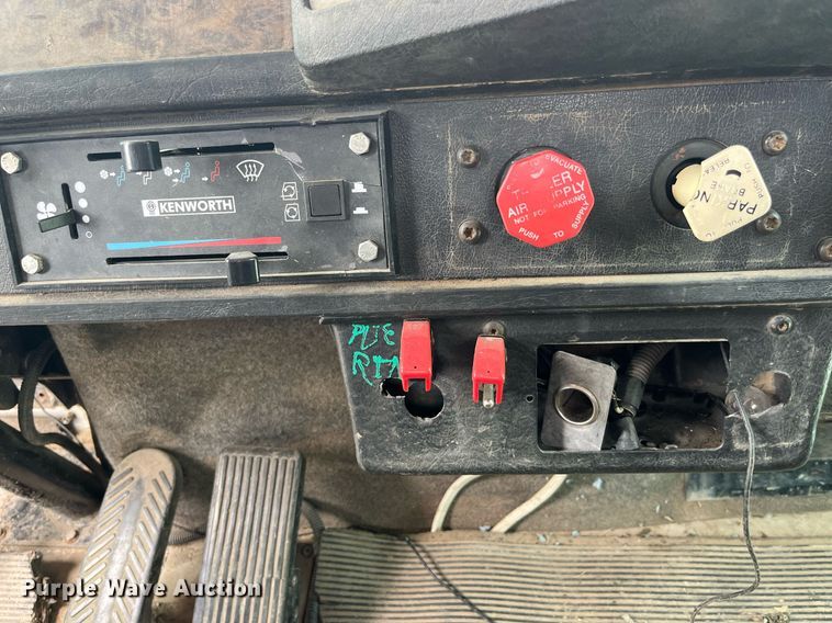 image for item LA9943 1997 Kenworth T800  semi truck