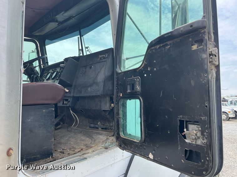 image for item LA9943 1997 Kenworth T800  semi truck