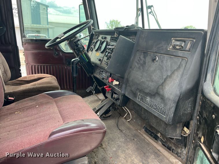 image for item LA9943 1997 Kenworth T800  semi truck