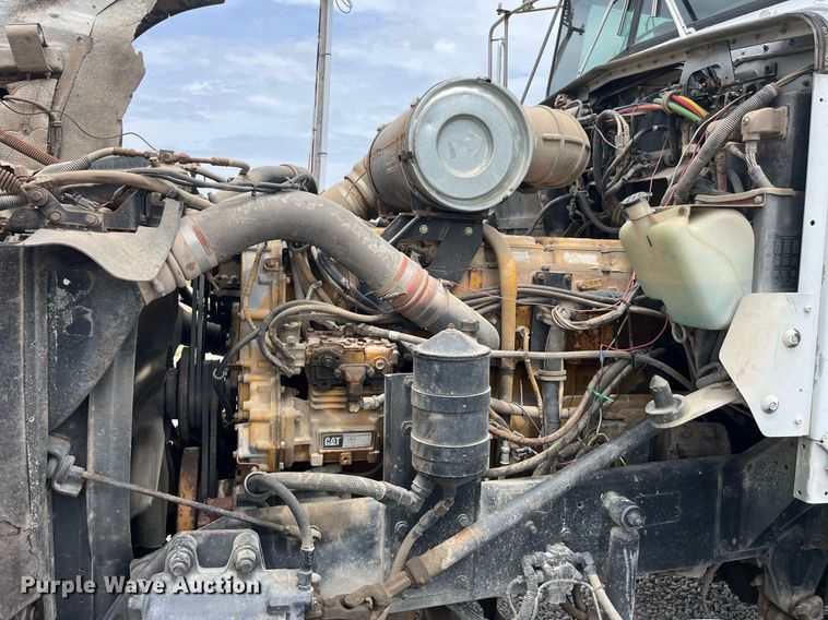 image for item LA9943 1997 Kenworth T800  semi truck