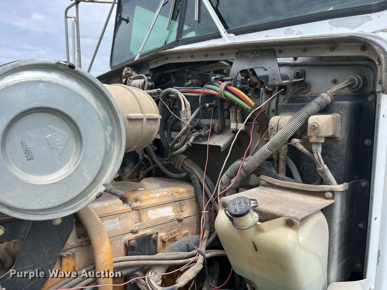 image for item LA9943 1997 Kenworth T800  semi truck