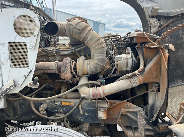 image for item LA9943 1997 Kenworth T800  semi truck