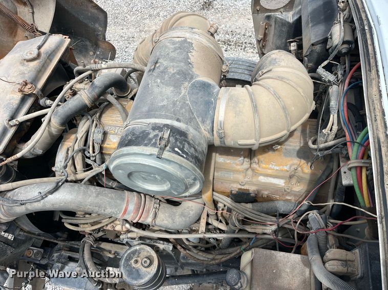 image for item LA9943 1997 Kenworth T800  semi truck