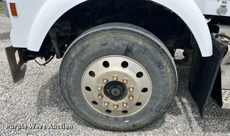 image for item LA9943 1997 Kenworth T800  semi truck