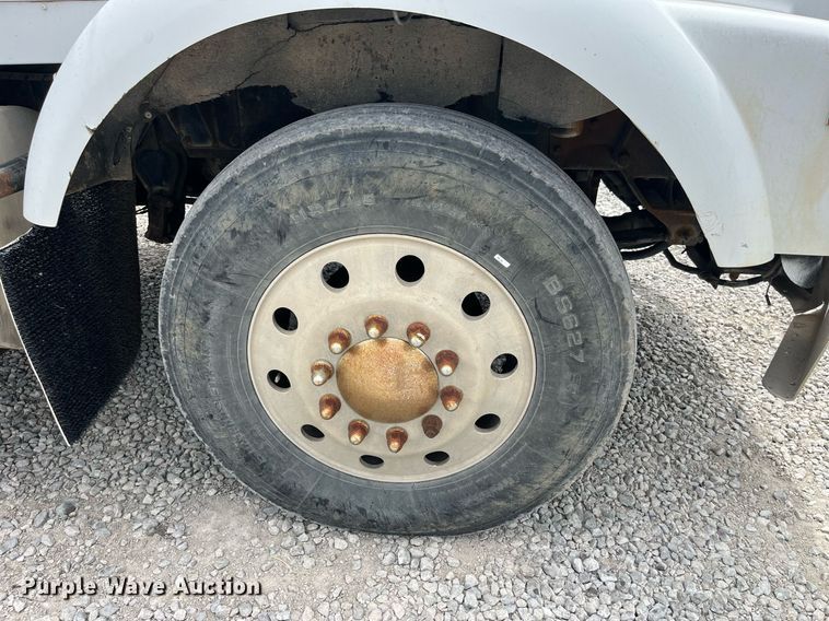 image for item LA9943 1997 Kenworth T800  semi truck