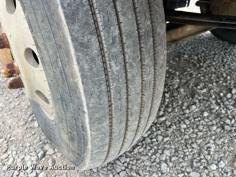 image for item LA9943 1997 Kenworth T800  semi truck