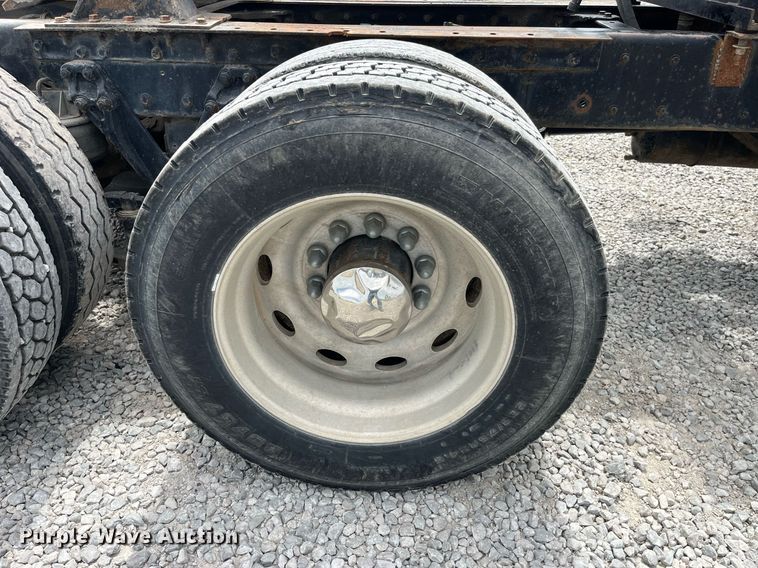 image for item LA9943 1997 Kenworth T800  semi truck