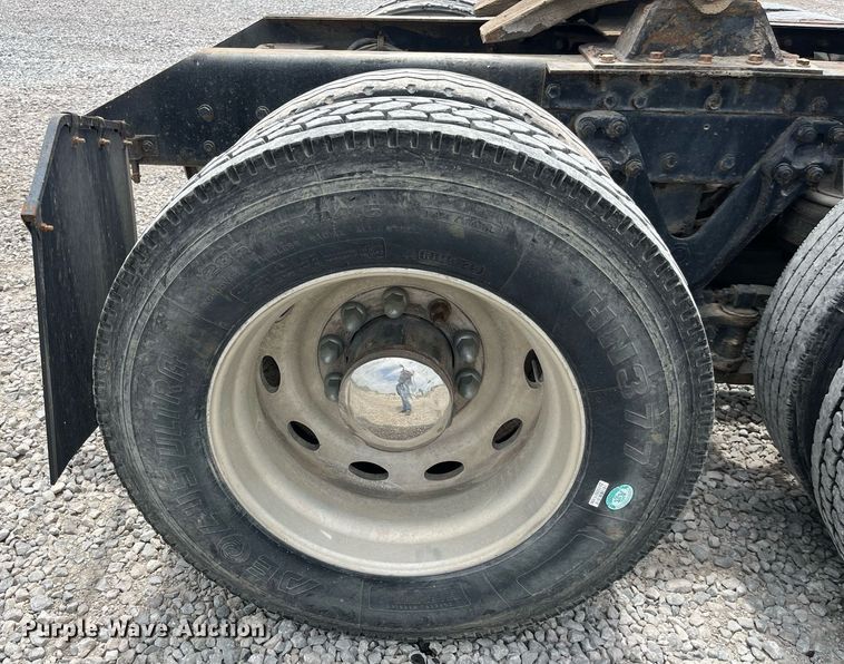 image for item LA9943 1997 Kenworth T800  semi truck