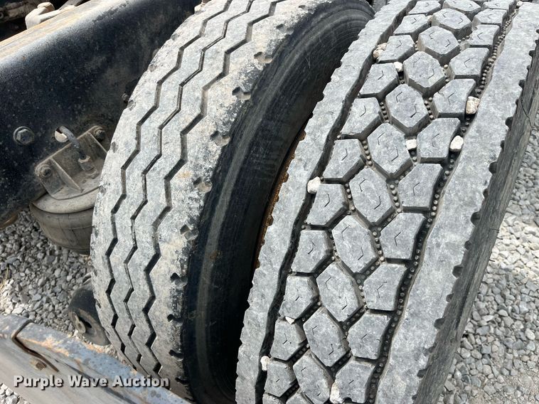 image for item LA9943 1997 Kenworth T800  semi truck