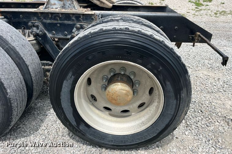 image for item LA9943 1997 Kenworth T800  semi truck