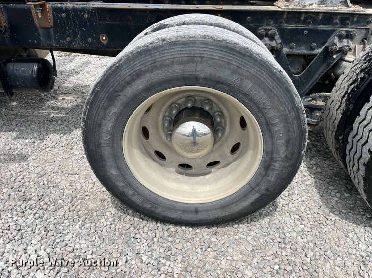 image for item LA9943 1997 Kenworth T800  semi truck