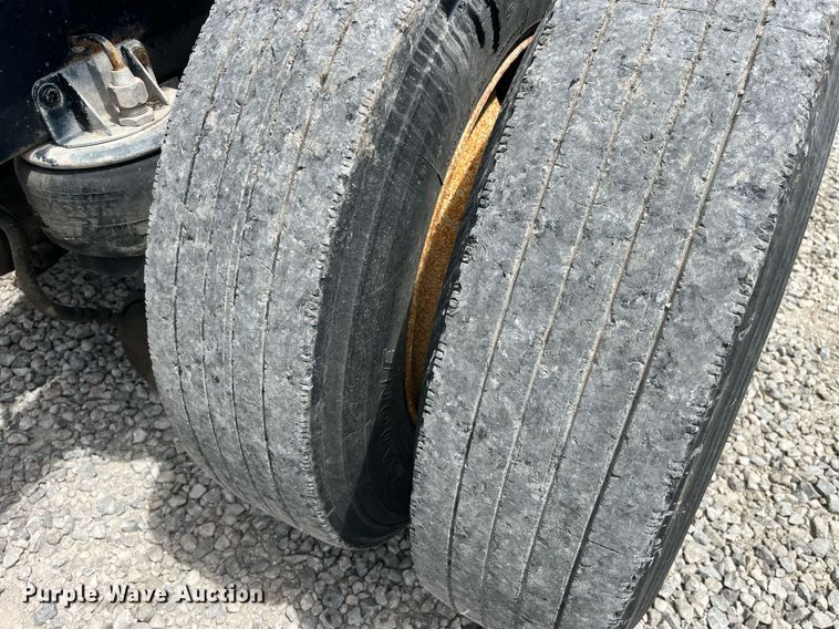 image for item LA9943 1997 Kenworth T800  semi truck