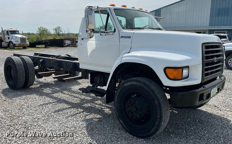 image for item LA9946 1998 Ford F700  truck cab and chassis