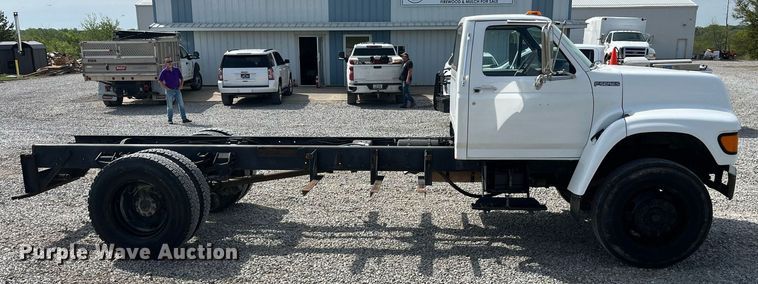 image for item LA9946 1998 Ford F700  truck cab and chassis