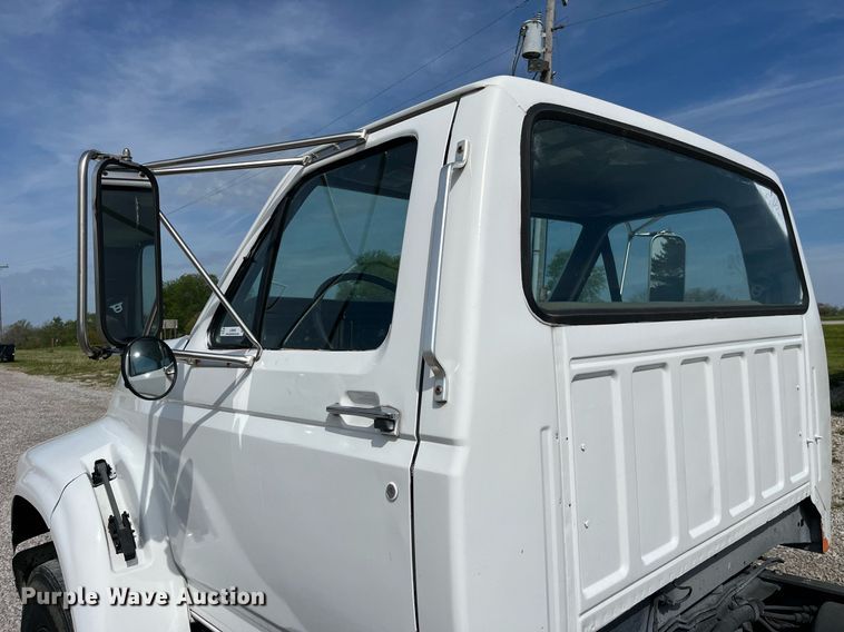 image for item LA9946 1998 Ford F700  truck cab and chassis