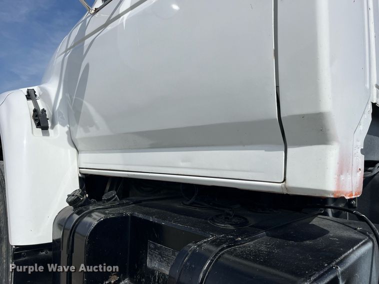 image for item LA9946 1998 Ford F700  truck cab and chassis