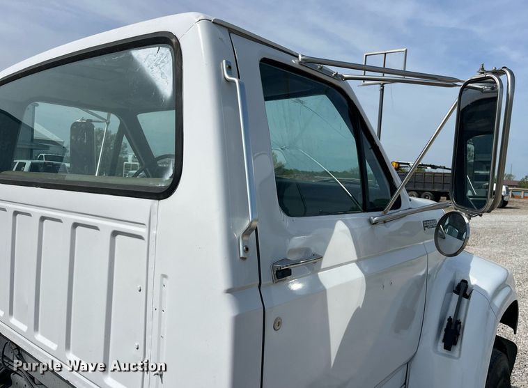 image for item LA9946 1998 Ford F700  truck cab and chassis