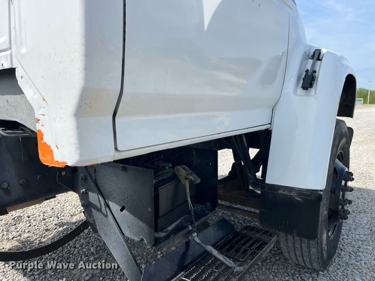 image for item LA9946 1998 Ford F700  truck cab and chassis