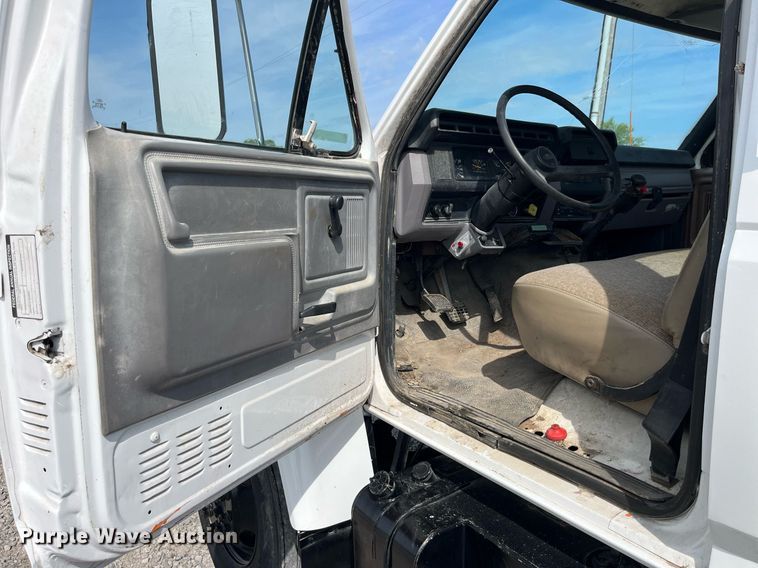 image for item LA9946 1998 Ford F700  truck cab and chassis