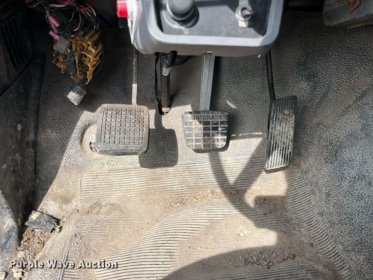 image for item LA9946 1998 Ford F700  truck cab and chassis