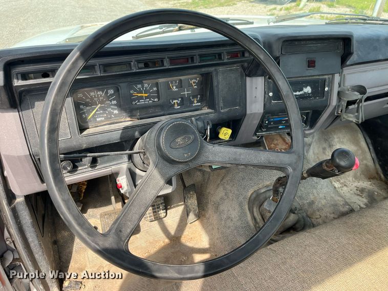 image for item LA9946 1998 Ford F700  truck cab and chassis