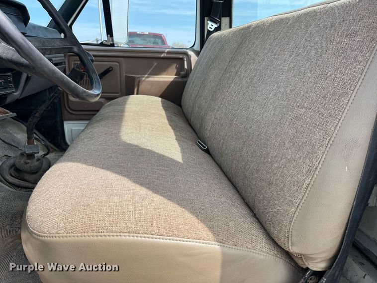 image for item LA9946 1998 Ford F700  truck cab and chassis