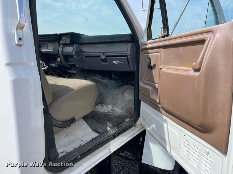 image for item LA9946 1998 Ford F700  truck cab and chassis