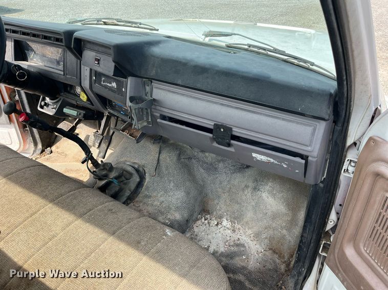 image for item LA9946 1998 Ford F700  truck cab and chassis