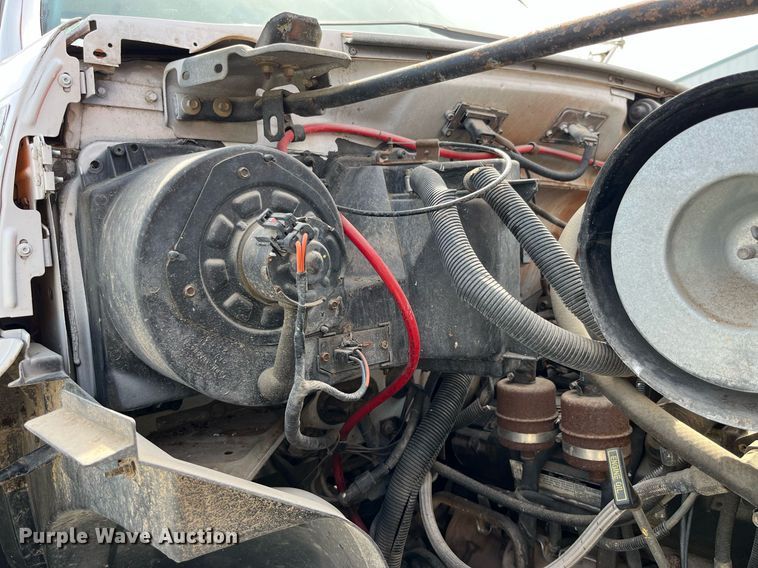 image for item LA9946 1998 Ford F700  truck cab and chassis