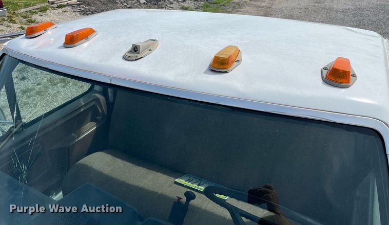 image for item LA9946 1998 Ford F700  truck cab and chassis