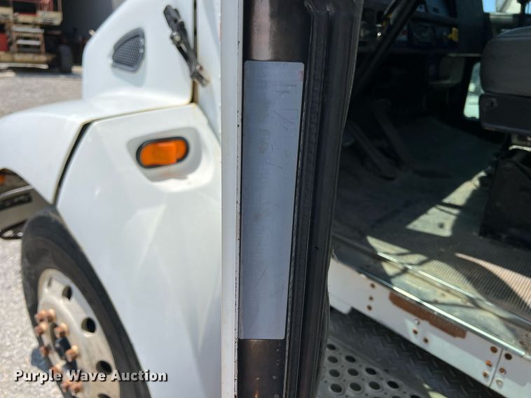 image for item LG9126 1999 Kenworth T300  flatbed truck