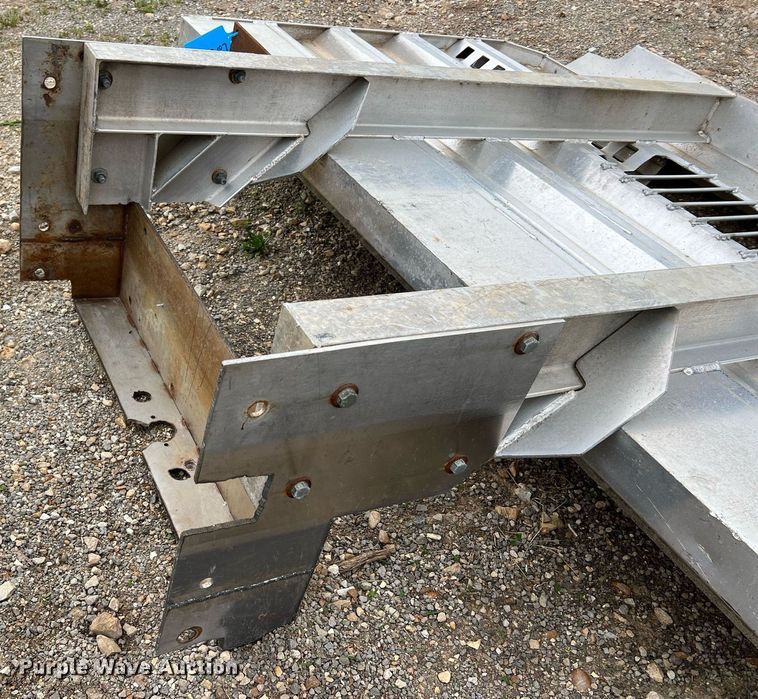 image for item LI9705 East  aluminum headache rack