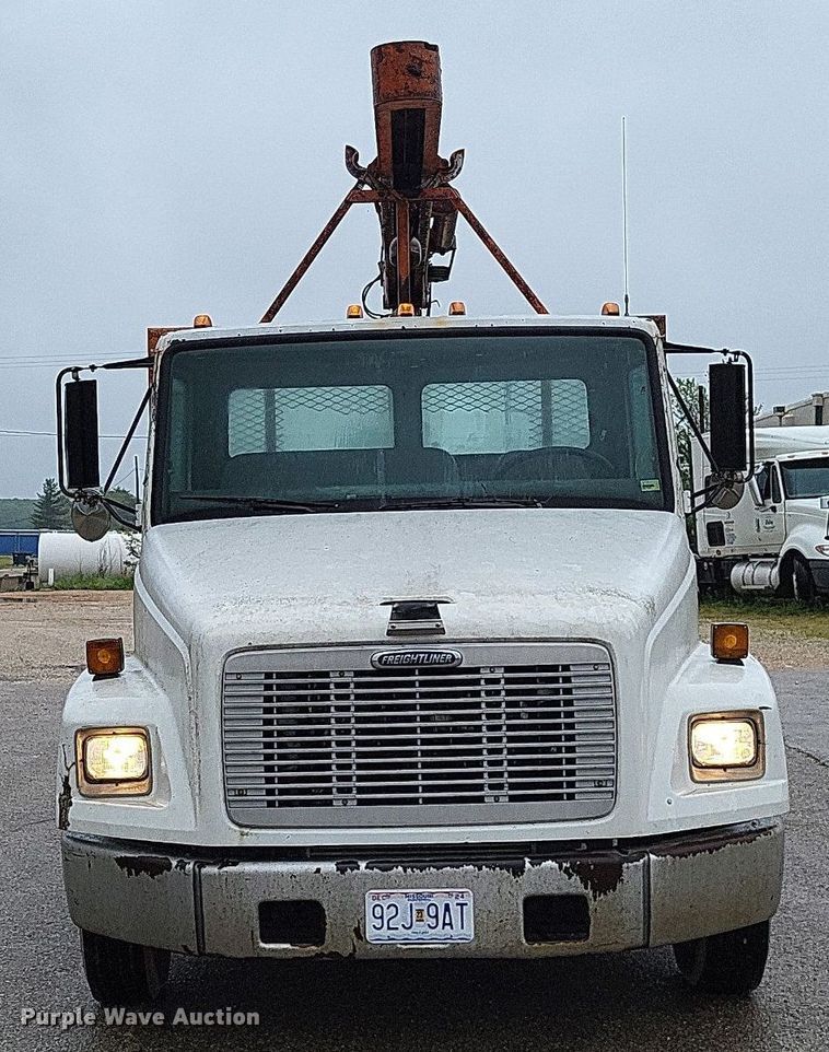 image for item LR9245 2000 Freightliner FL60  flatbed truck