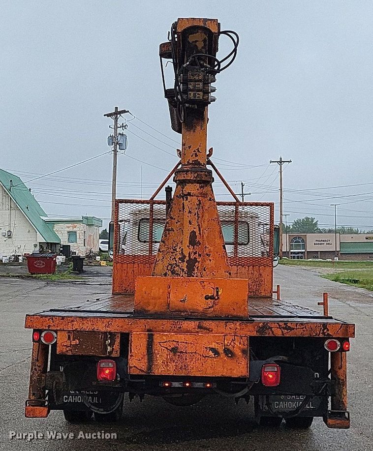 image for item LR9245 2000 Freightliner FL60  flatbed truck