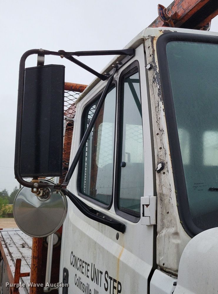 image for item LR9245 2000 Freightliner FL60  flatbed truck