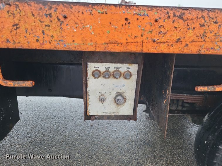 image for item LR9245 2000 Freightliner FL60  flatbed truck