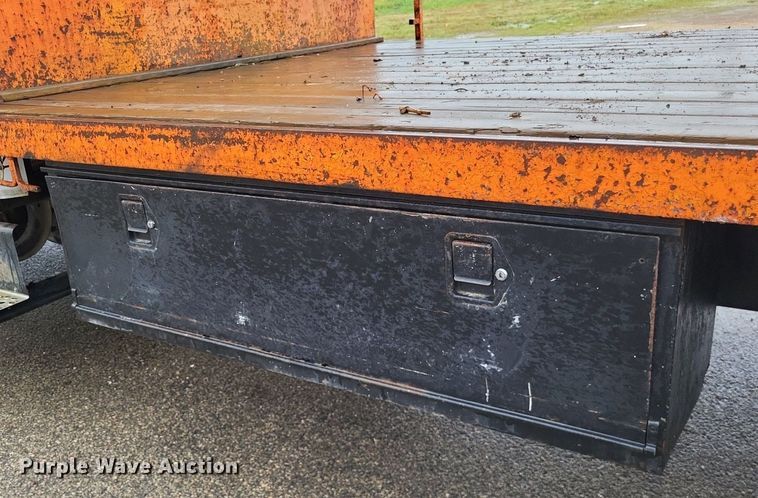 image for item LR9245 2000 Freightliner FL60  flatbed truck