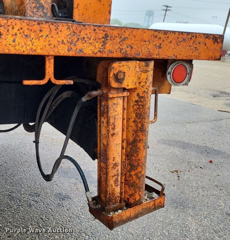 image for item LR9245 2000 Freightliner FL60  flatbed truck