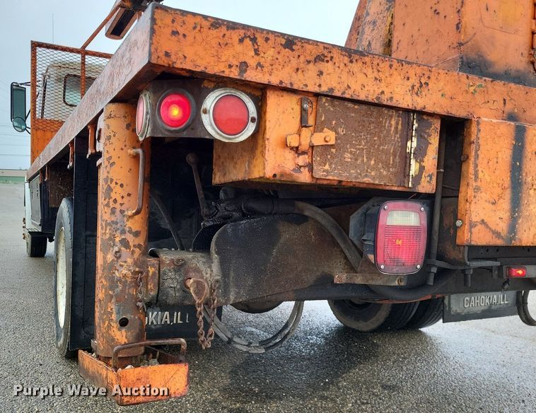 image for item LR9245 2000 Freightliner FL60  flatbed truck