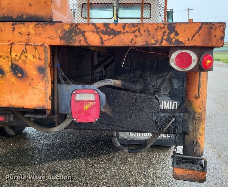 image for item LR9245 2000 Freightliner FL60  flatbed truck