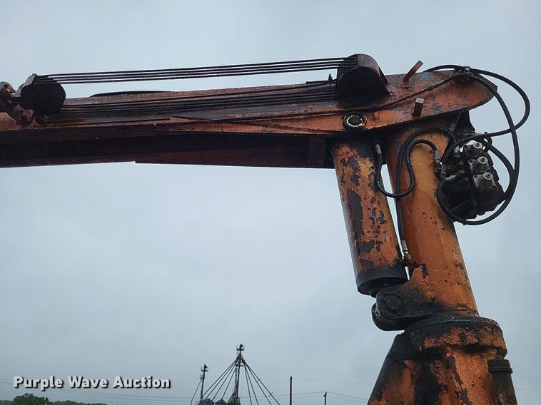 image for item LR9245 2000 Freightliner FL60  flatbed truck