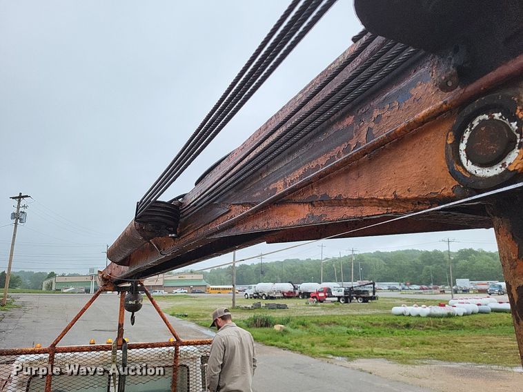 image for item LR9245 2000 Freightliner FL60  flatbed truck