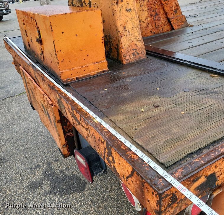 image for item LR9245 2000 Freightliner FL60  flatbed truck