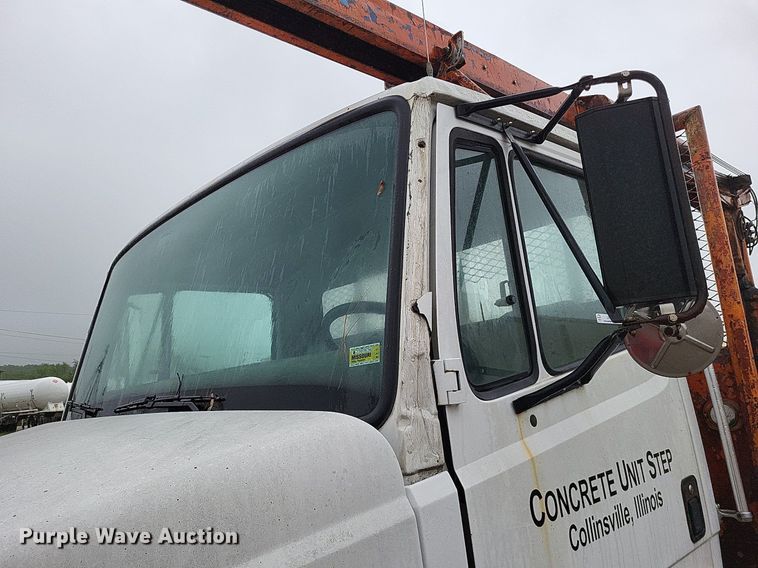 image for item LR9245 2000 Freightliner FL60  flatbed truck